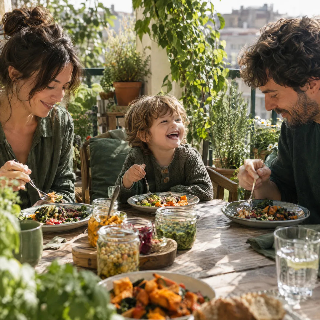 Familie isst am Wochenende gemeinsam auf dem Balkon